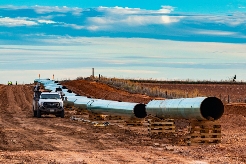 Energy Transfer lays pipeline.