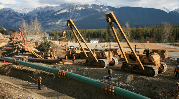 Kinder Morgan lays pipeline.